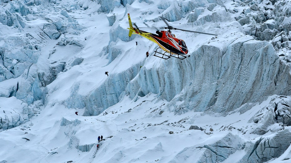 blizzard-traps-hundreds-on-mount-everest-as-rescue-teams-race-to-save-lives