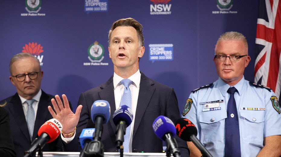 police:-bondi-beach-shooting-suspects-had-bombs,-isis-flags-and-recently-traveled-to-philippines